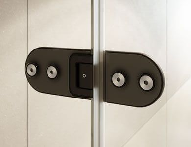 Manija de puerta negra con tornillos plateados en una puerta de vidrio.