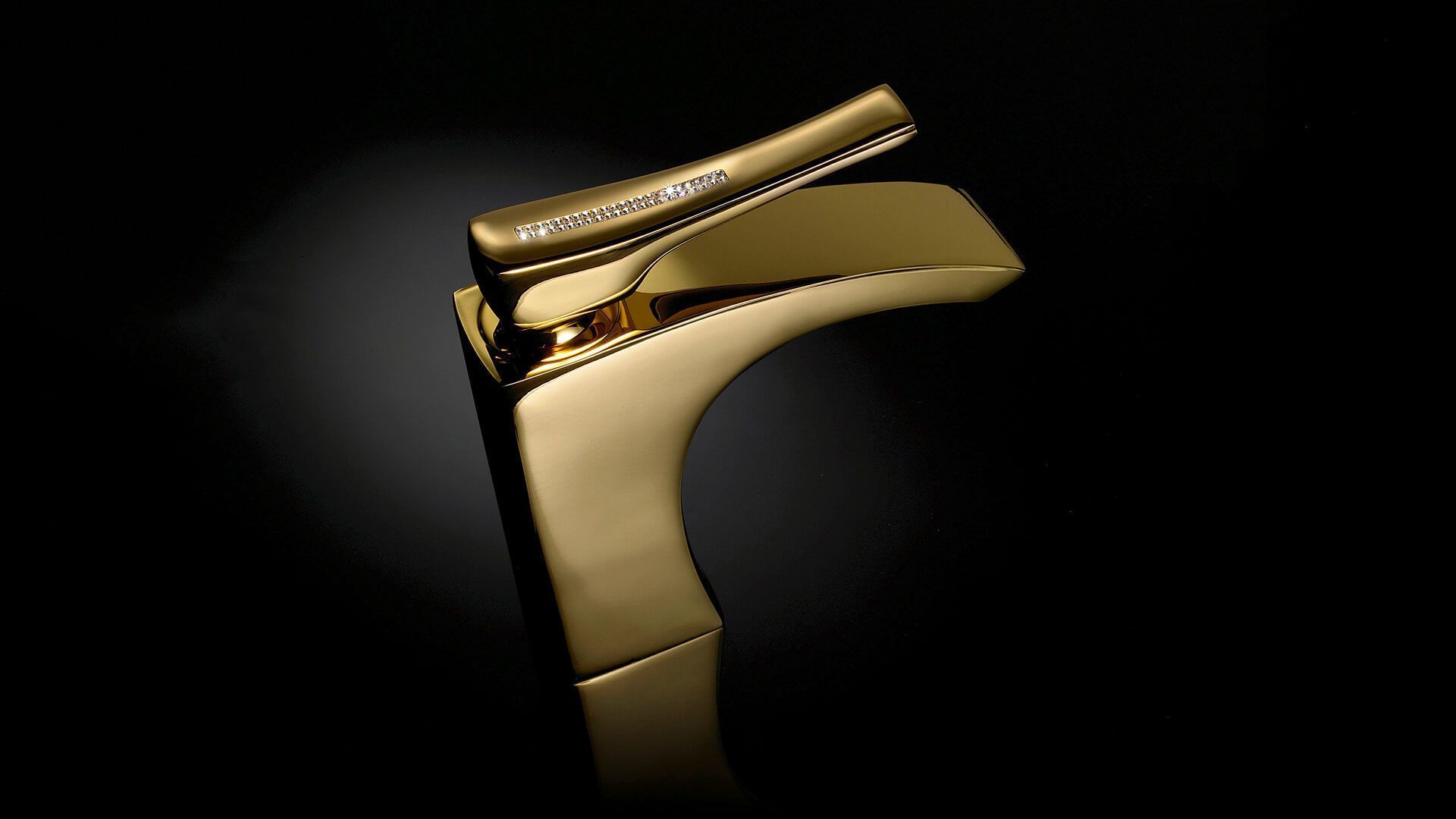 Grifo de color dorado sobre fondo oscuro.