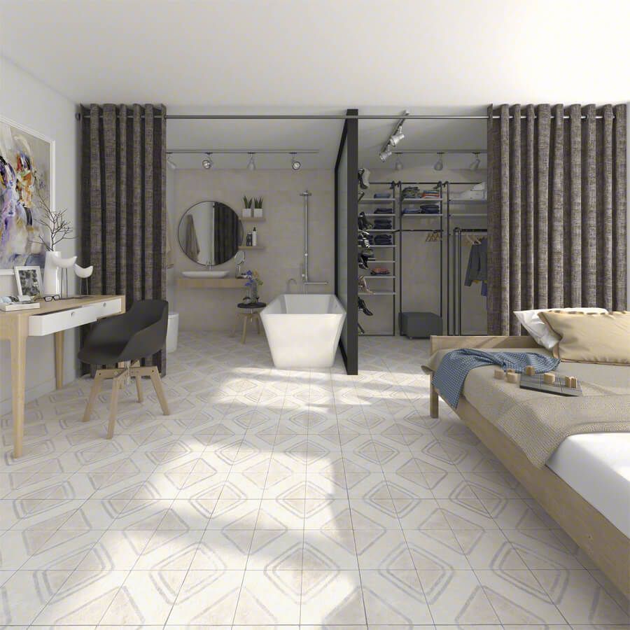 Dormitorio con baño y armario separados por cortinas oscuras. Incluye escritorio, cama y suelo de baldosas blancas.