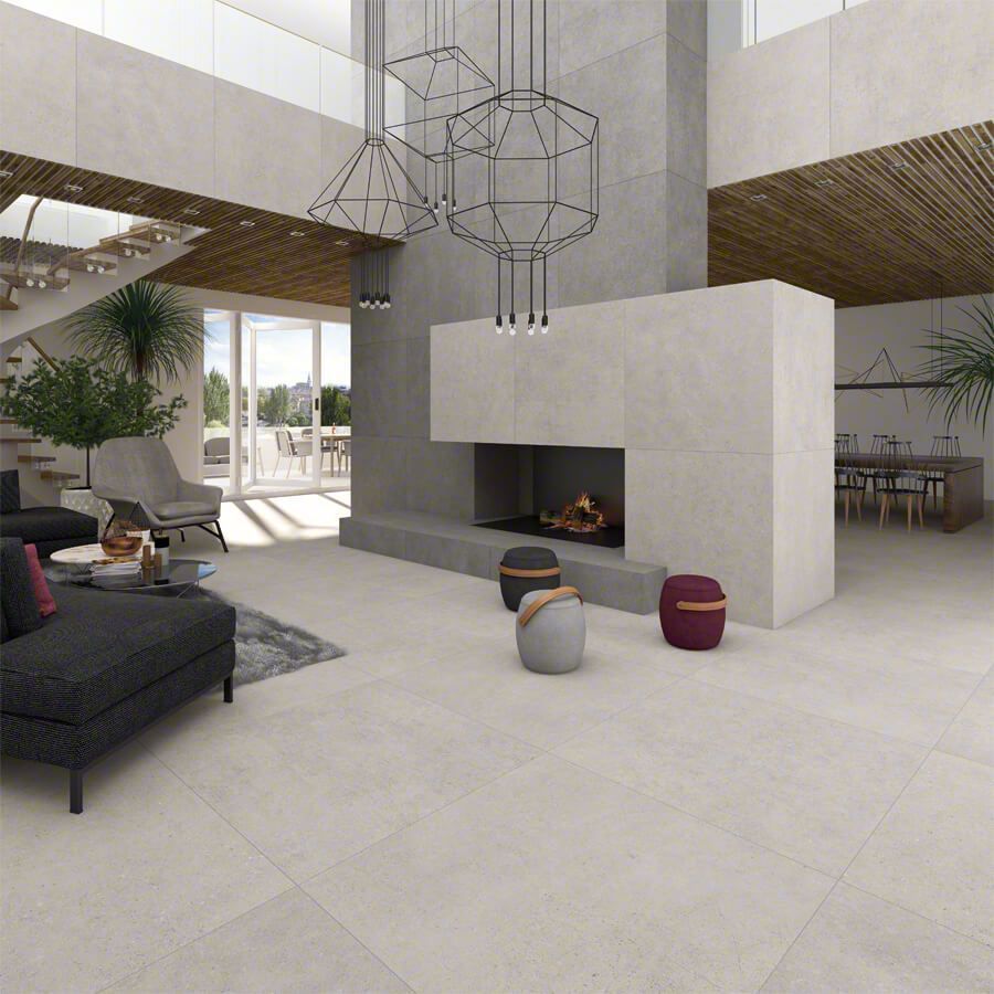 Moderno salón con chimenea, escalera y amplios ventanales, tonos neutros.