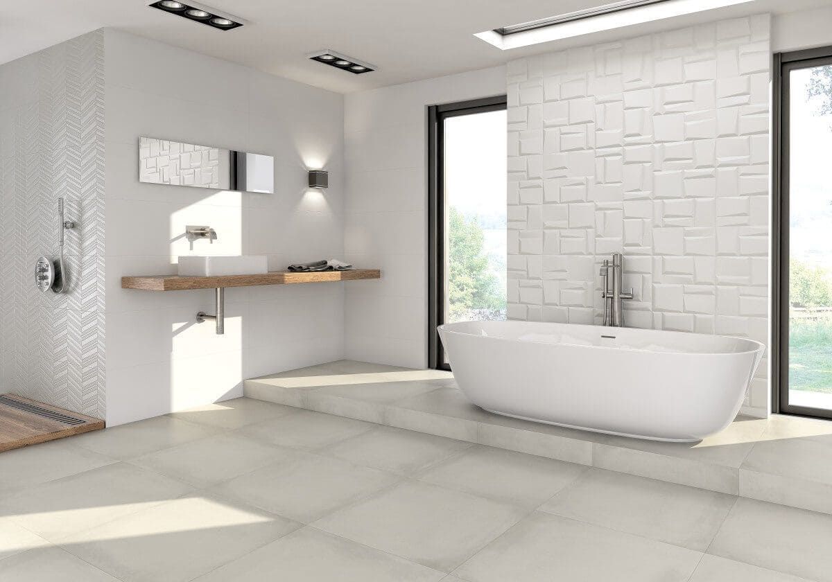 Baño blanco moderno con bañera independiente, paredes de azulejos y grandes ventanales.