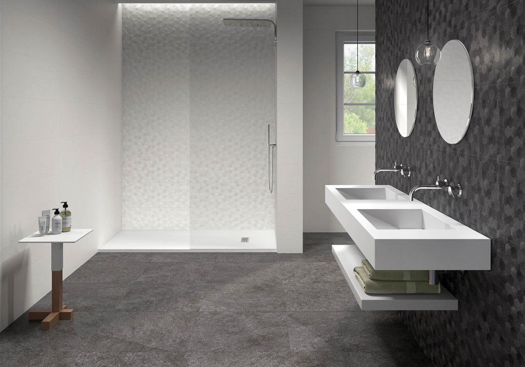 Baño moderno con ducha, lavabo doble flotante y pared con acento de piedra.
