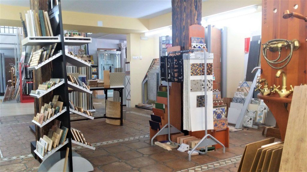 Interior de sala de exposición de azulejos con exhibiciones y muestras de azulejos.