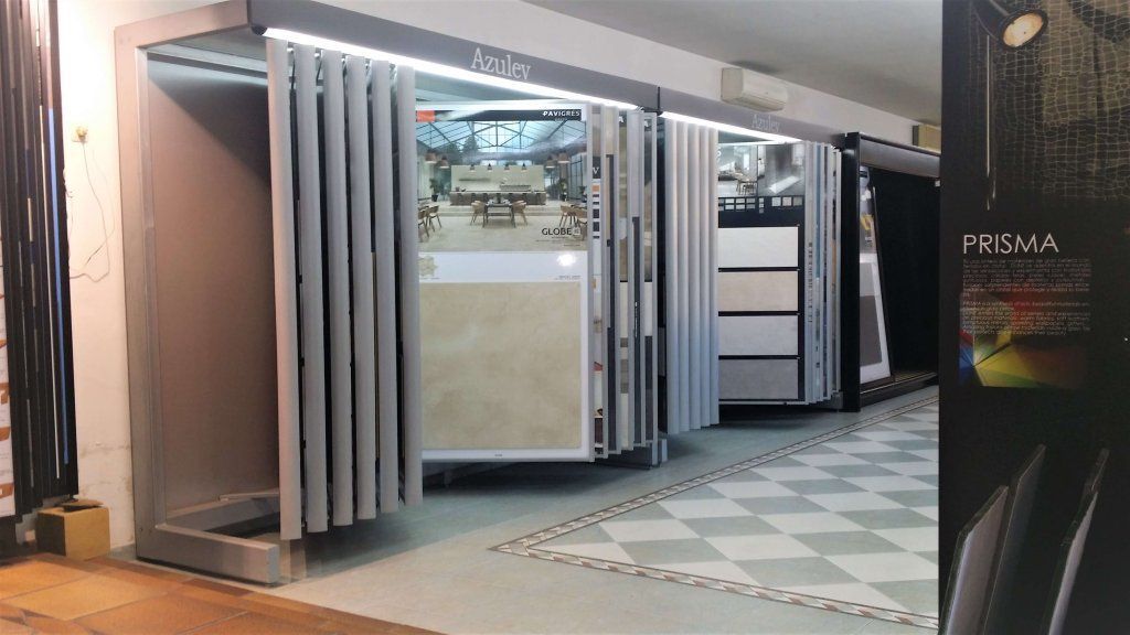 Estante de exhibición de azulejos con varias muestras de azulejos en exposición en una tienda.