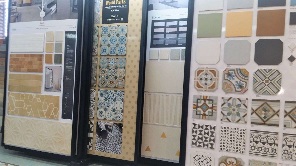 Muestras de azulejos dispuestas en paneles de exposición, mostrando diversos colores y patrones.