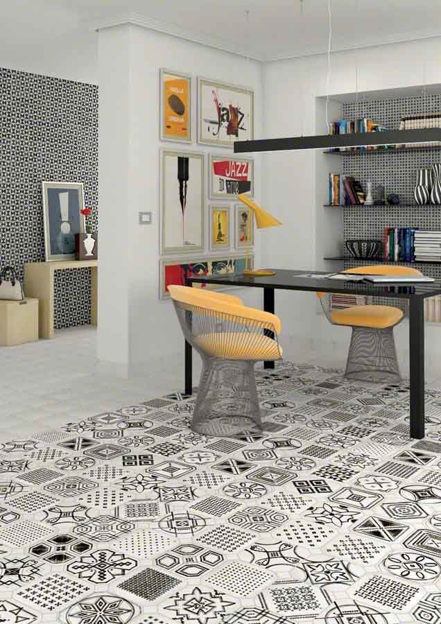 Suelo con estampado en blanco y negro en un interior moderno con escritorio, sillas y arte en las paredes.