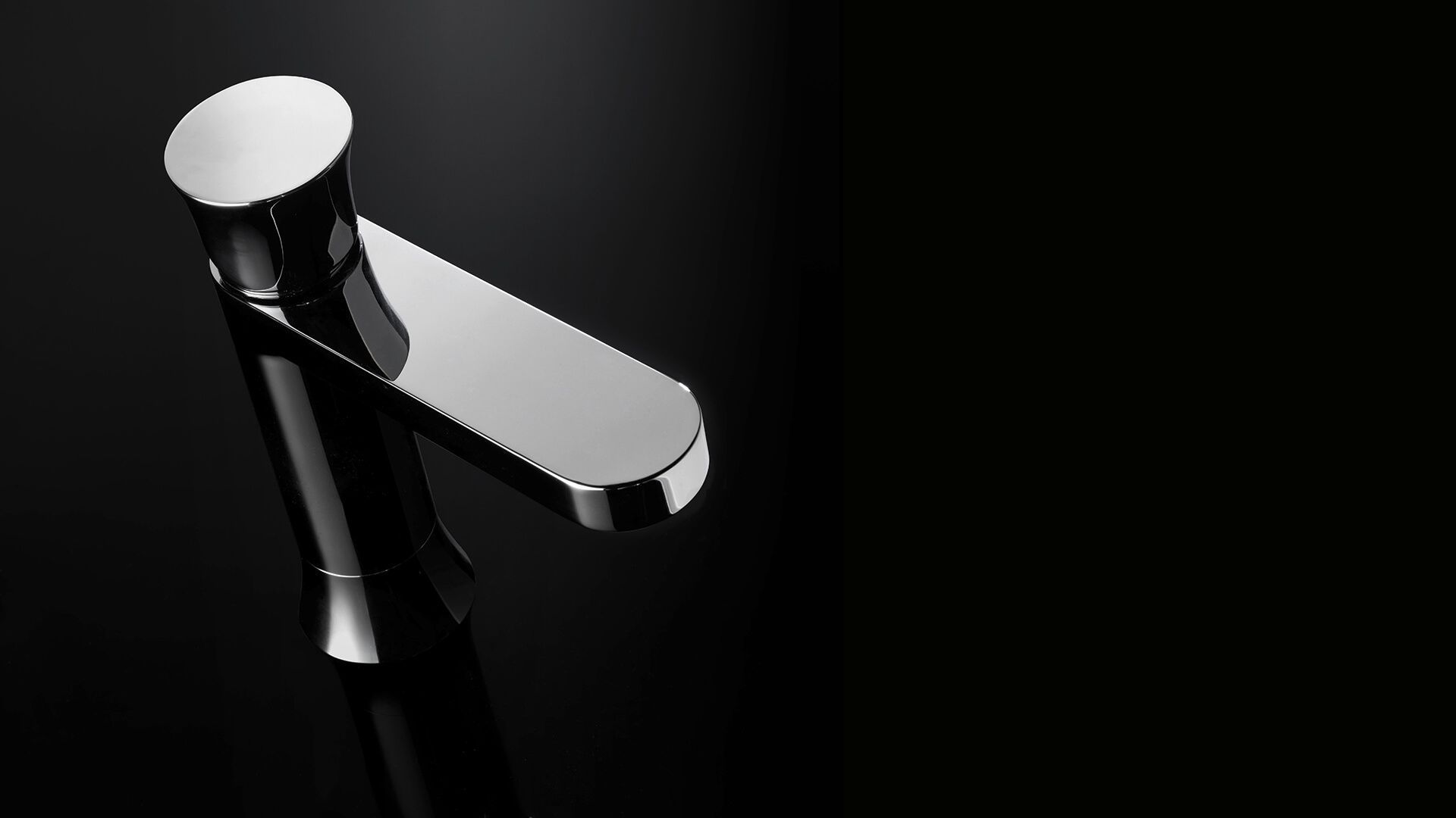 Grifo cromado sobre fondo negro.