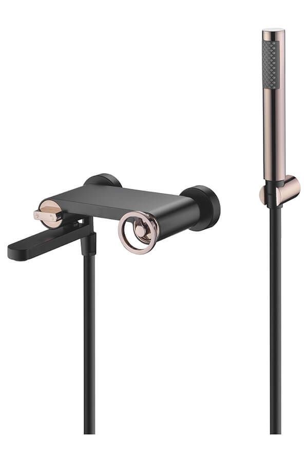 Accesorio de ducha en color negro y oro rosa con cabezal de ducha de mano, sobre fondo blanco.
