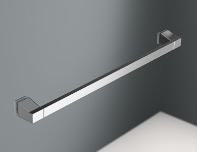 Barra de toalla cromada montada en una pared gris, en ángulo sobre una superficie blanca.