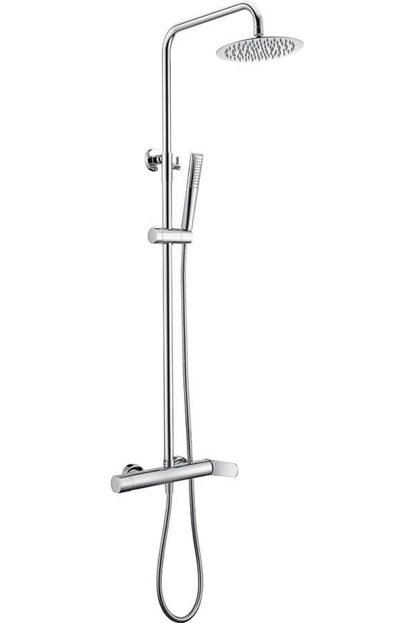 Sistema de ducha cromado con cabezales de ducha de mano y de techo.