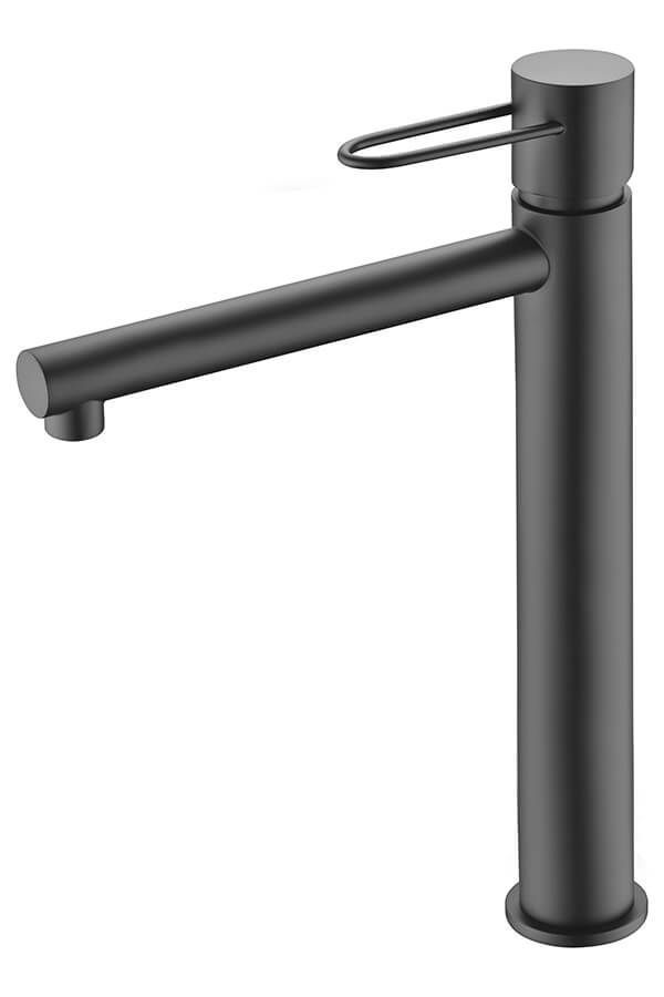 Grifo negro con base cilíndrica y caño largo y horizontal. Manija en forma de bucle en la parte superior.