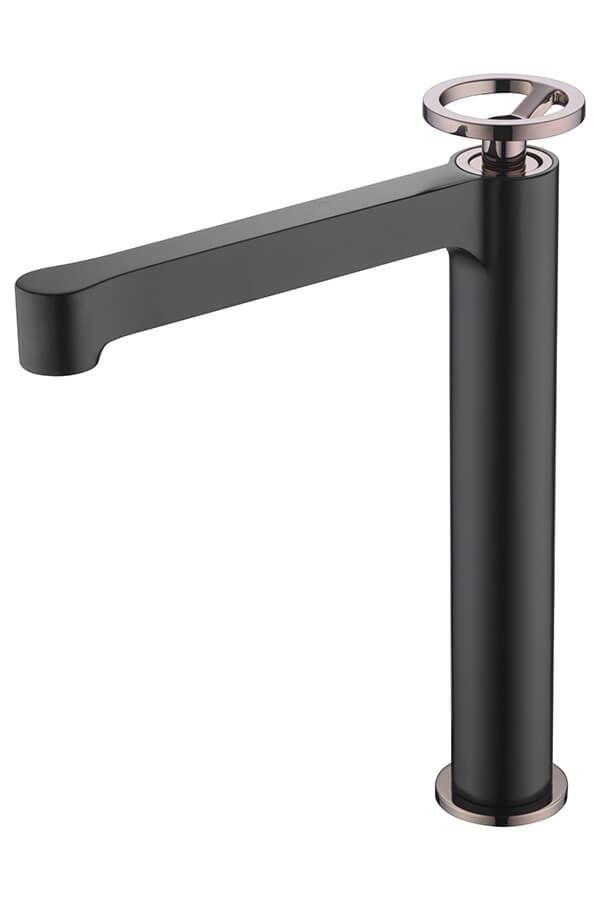 Grifo de baño negro y cromado con base alta y cilíndrica y manija circular.