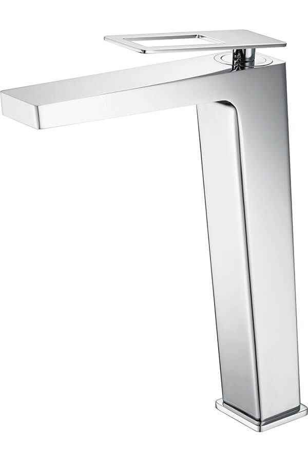 Grifo alto cromado con caño y base rectangulares.