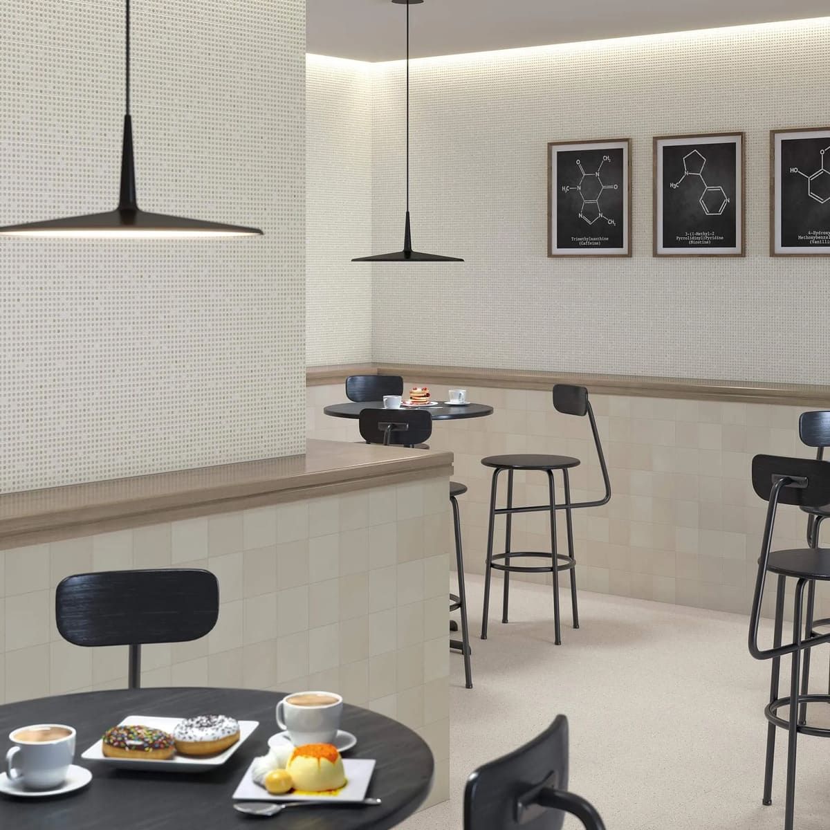 Interior de cafetería: mesas, sillas, pasteles, café y luces decorativas.