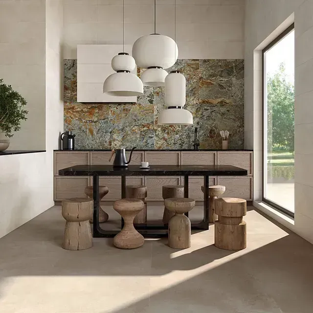 Cocina con salpicadero de piedra, taburetes de madera, luces colgantes y una gran ventana que da a un patio.