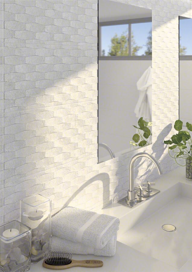 Lavabo con pared de ladrillo blanco. El espejo refleja la ventana, el albornoz y la vegetación. Toalla y cepillo en la encimera.