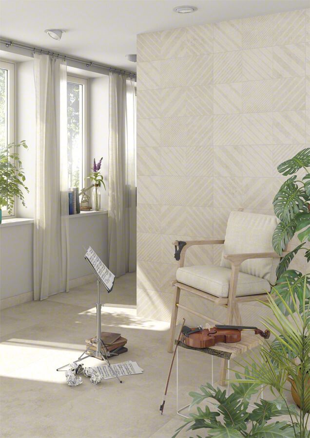 Habitación llena de luz con pared de azulejos beige, silla y violín; atril con partituras; plantas y ventanas con cortinas transparentes.