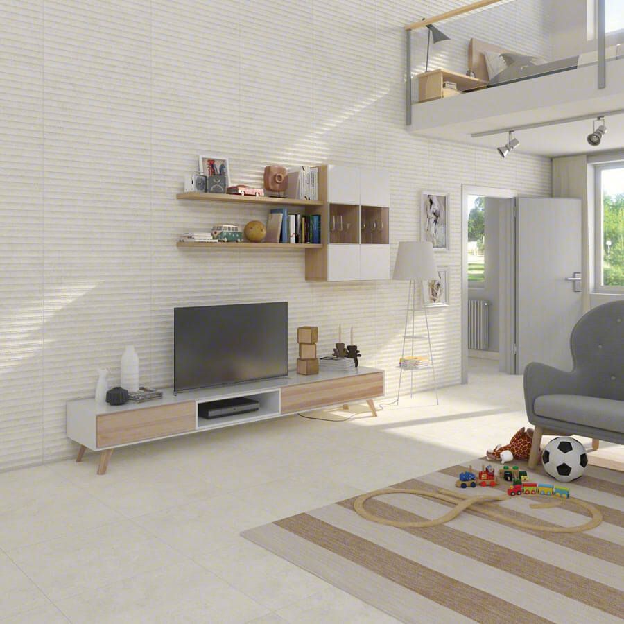 Sala de estar con TV, estanterías y una cama alta en tonos crema y madera. Una alfombra de rayas y juguetes en el suelo.