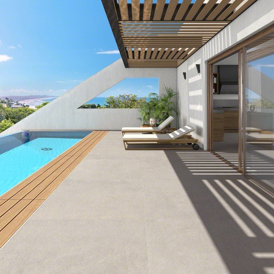 Moderno patio al aire libre con piscina, vista al mar y detalles de madera.