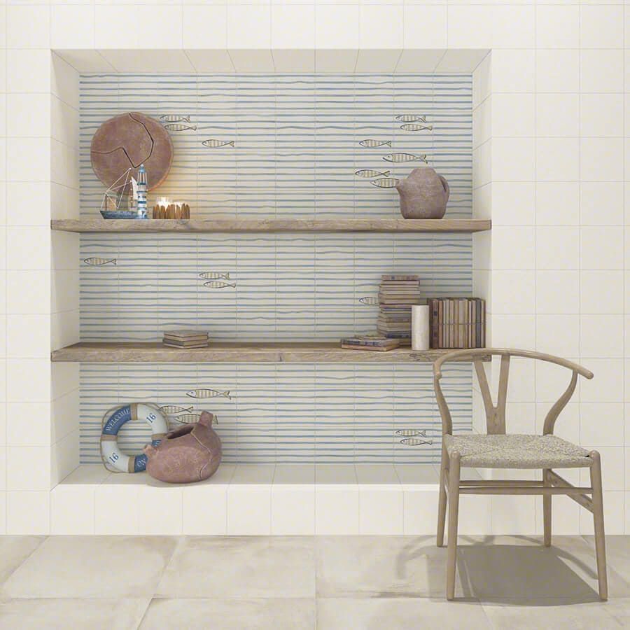 Estanterías empotradas con decoración náutica y una silla de madera en una habitación embaldosada.