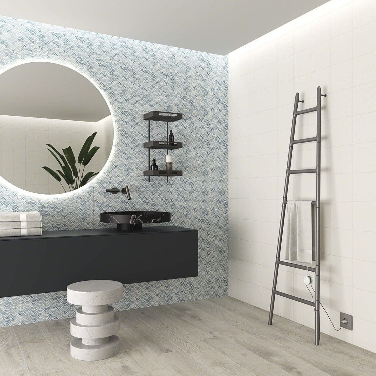 Baño moderno con espejo redondo, tocador negro, pared texturizada azul y escalera para toallas.
