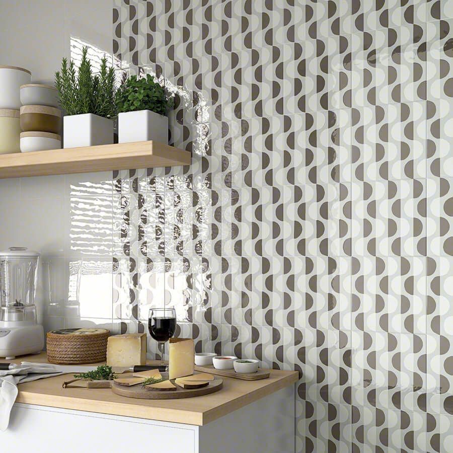 Cocina con una pared estampada de semicírculos marrones y blancos. Estantes de madera con plantas y encimera con alimentos.