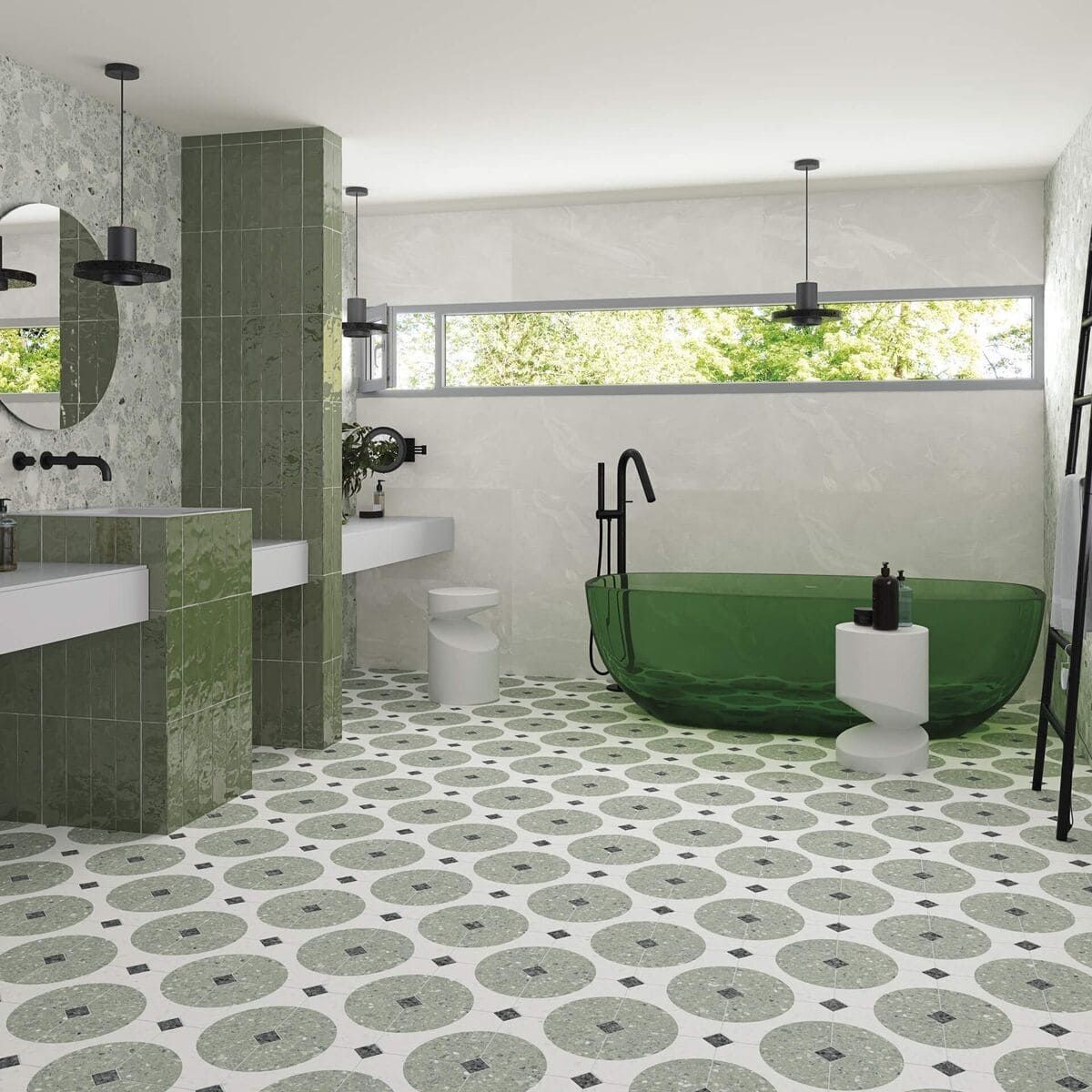 Baño verde y blanco con suelo estampado, bañera verde y azulejos de pared.