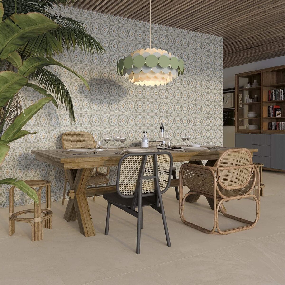 Comedor con mesa de madera, sillas, palmera y pared estampada.