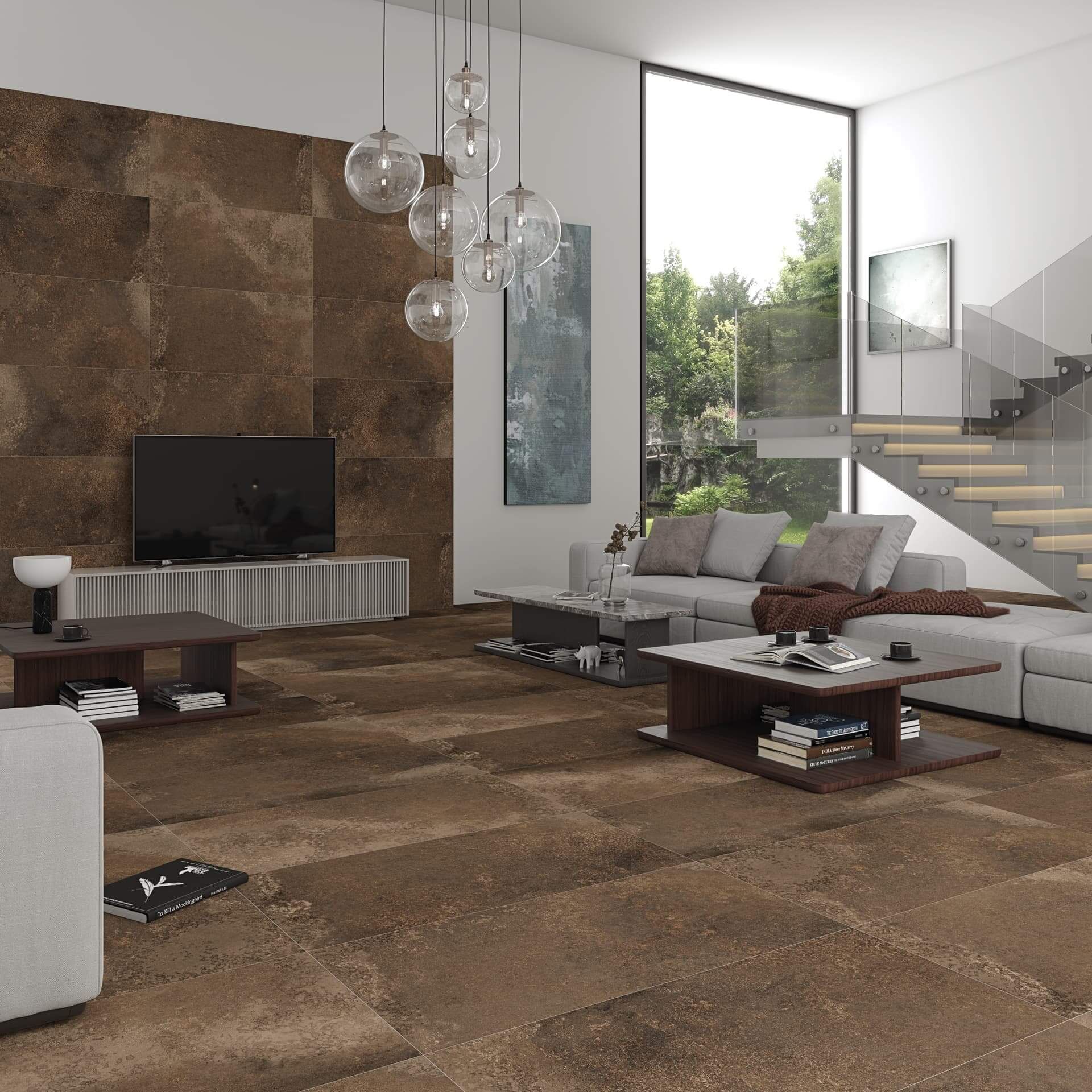 Sala de estar moderna con piso de baldosas marrones y pared decorativa, muebles neutros y ventanas grandes.