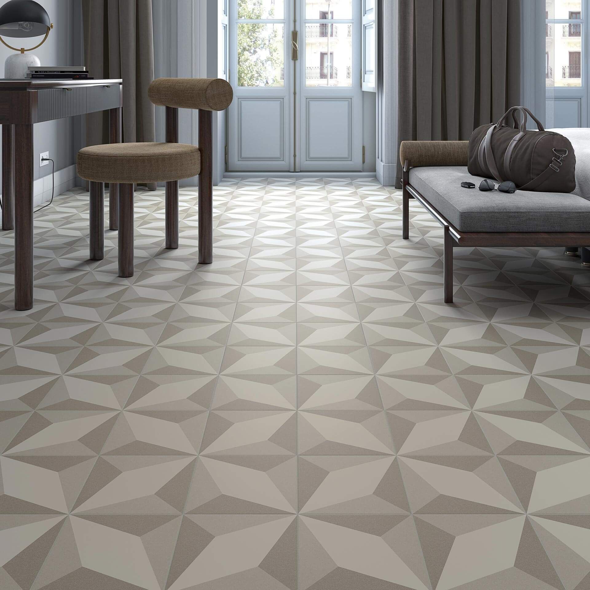 Habitación con suelo, silla, banco, mesa y ventana con motivos geométricos. Colores neutros.