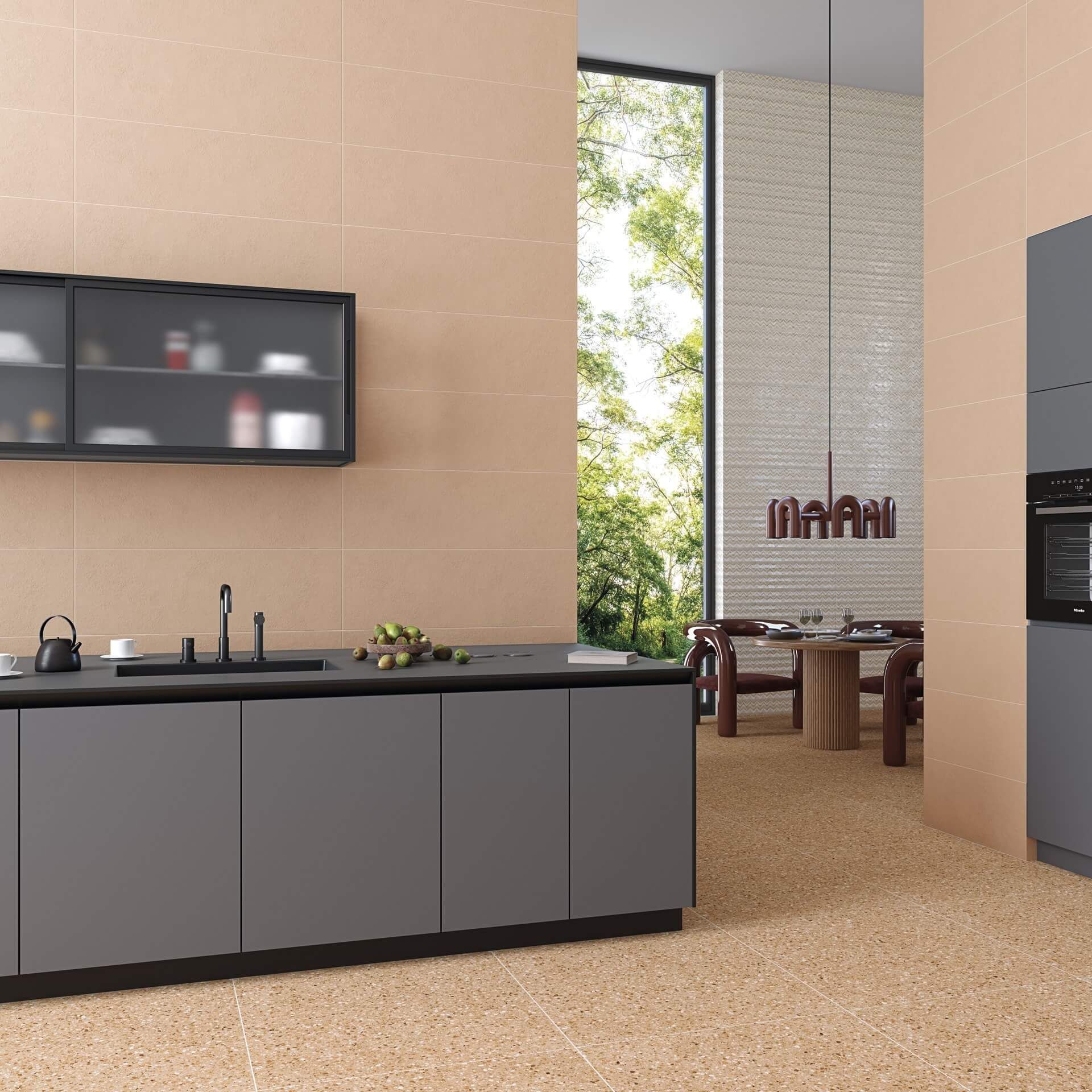 Cocina moderna con gabinetes grises, paredes y piso beige y una gran ventana con vista.