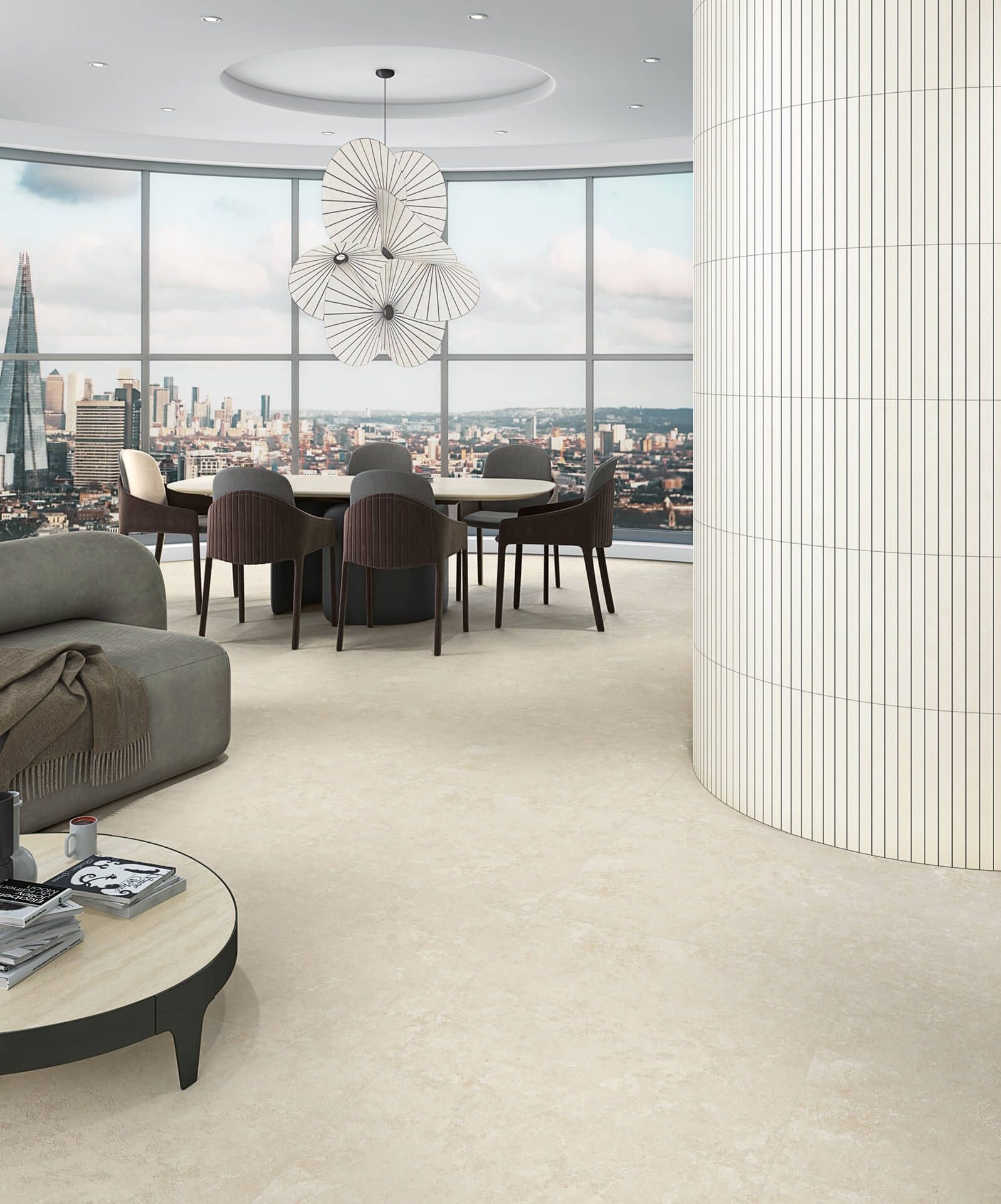 Sala de estar en un edificio alto con vistas a la ciudad. Mesa de comedor redonda, iluminación contemporánea, suelo y decoración en tonos crema.