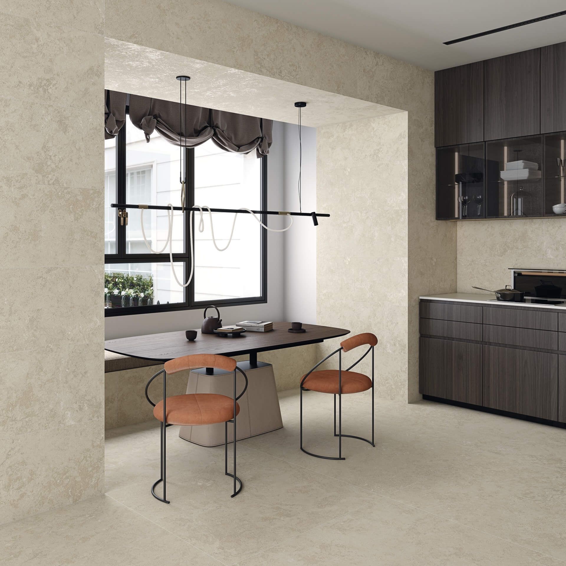 Cocina y comedor modernos con gabinetes marrones, mesa y sillas. Paredes y suelo beige.