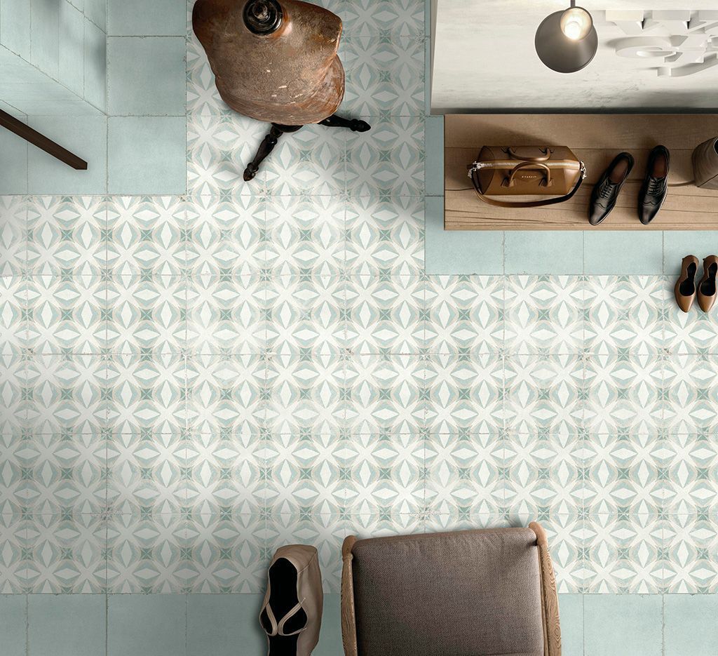 Vista aérea del interior de una tienda con un piso estampado, un estante de exhibición con zapatos y un maniquí.