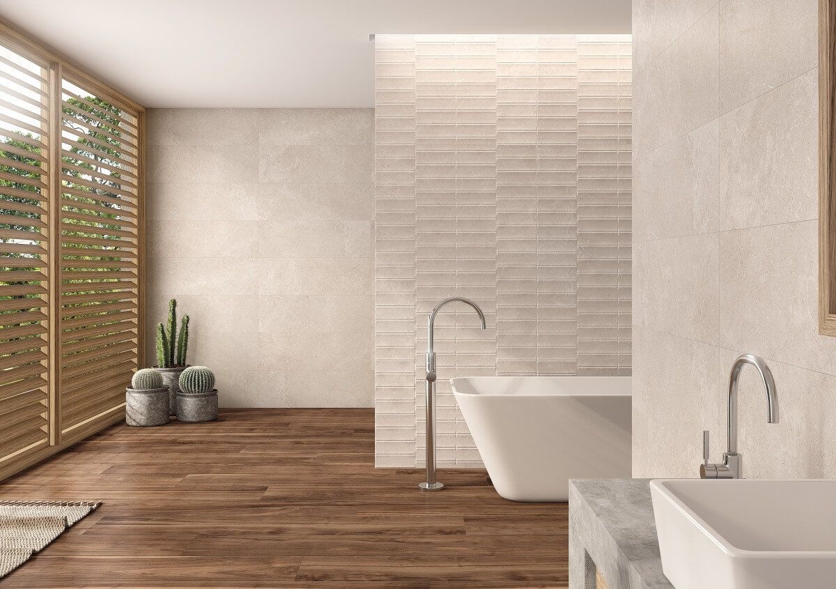 Baño con suelo de madera, bañera blanca, paredes color beige y gran ventanal con persianas de lamas de madera.