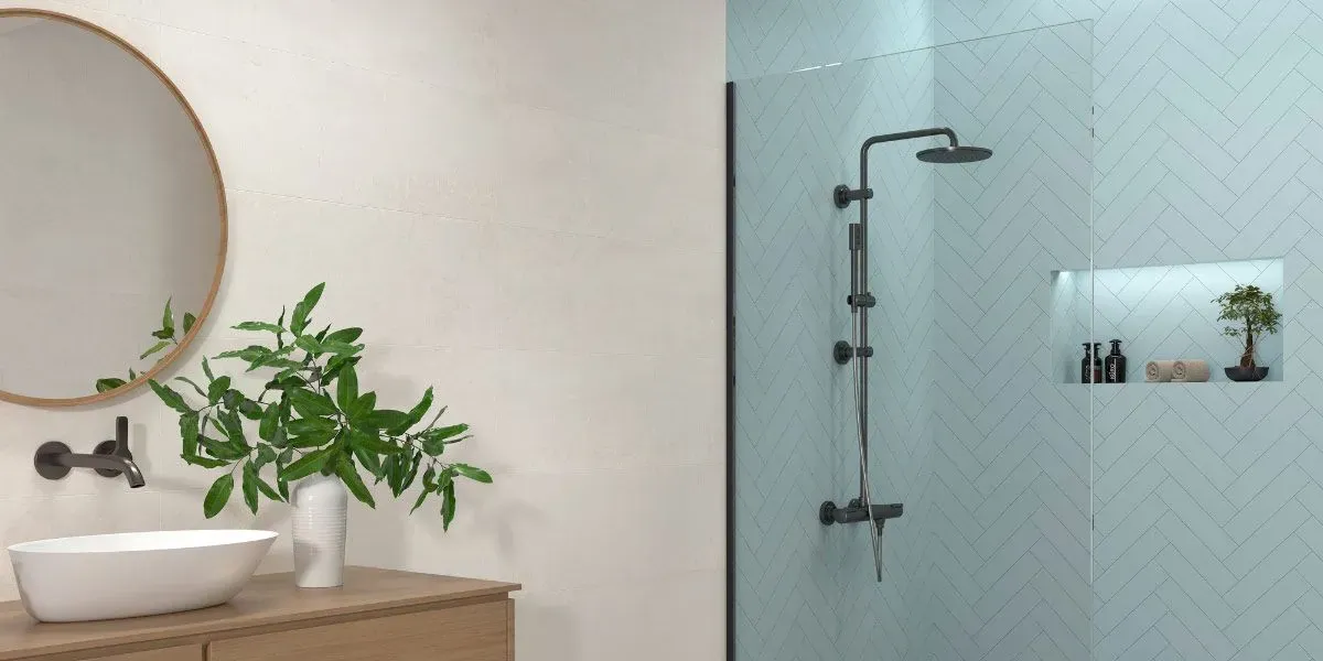 Baño con espejo redondo, lavabo, ducha y plantas. Paredes claras y tocador de madera.