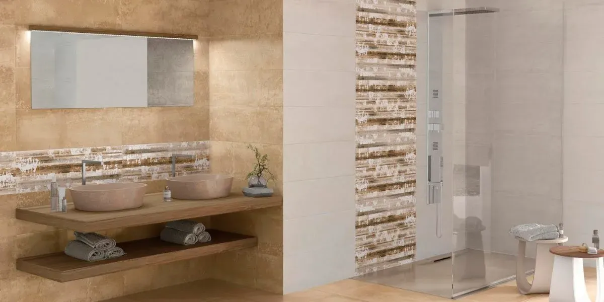 Baño con paredes que imitan la piedra, estantes de madera, espejo, dos lavabos de sobre encimera y ducha a ras de suelo.