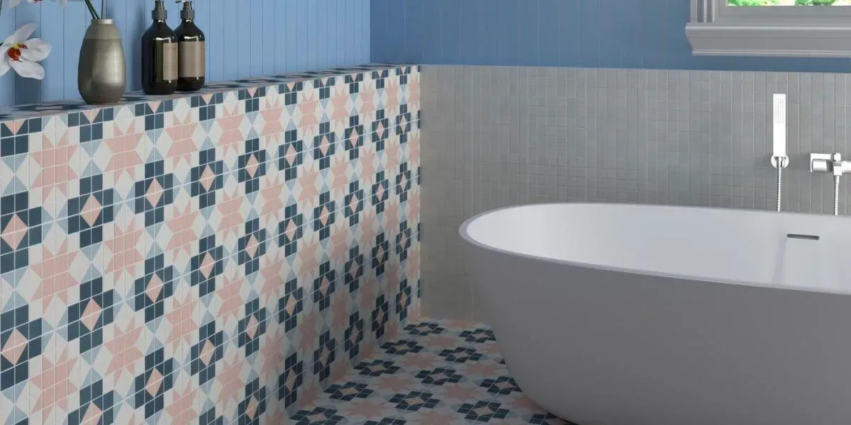 Baño con azulejos estampados y bañera ovalada.