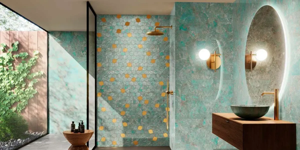 Un baño turquesa con detalles dorados. Incluye ducha, lavabo, espejo y vistas a las plantas del exterior.