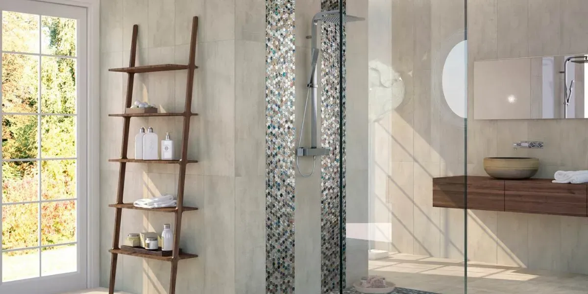 Baño con repisa de escalera de madera, ducha de mosaico, ventana con vista y tocador flotante con lavabo de sobremesa.
