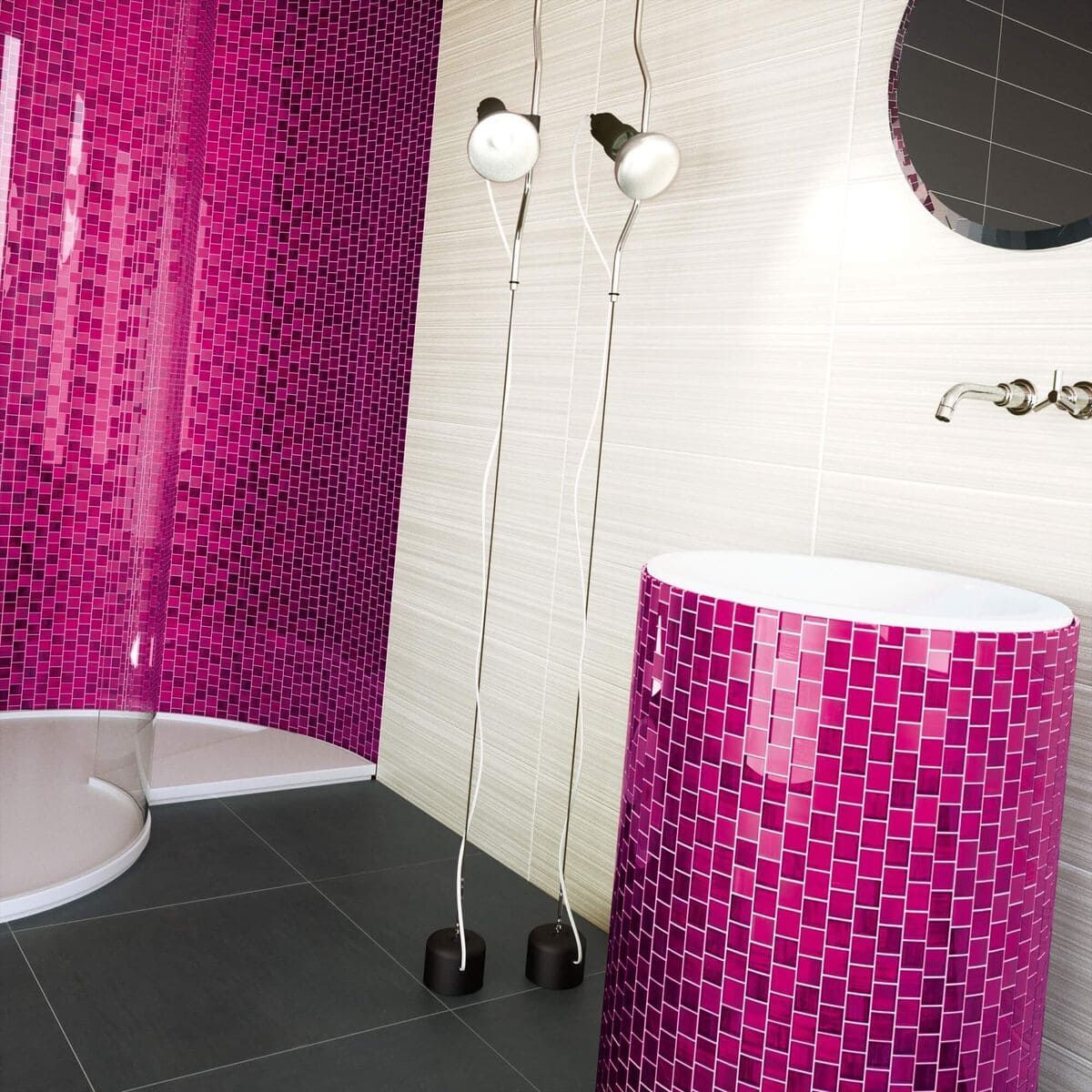 Baño moderno con lavabo de azulejos magenta y pared estampada. Suelo negro, pared neutra y lámpara cromada.