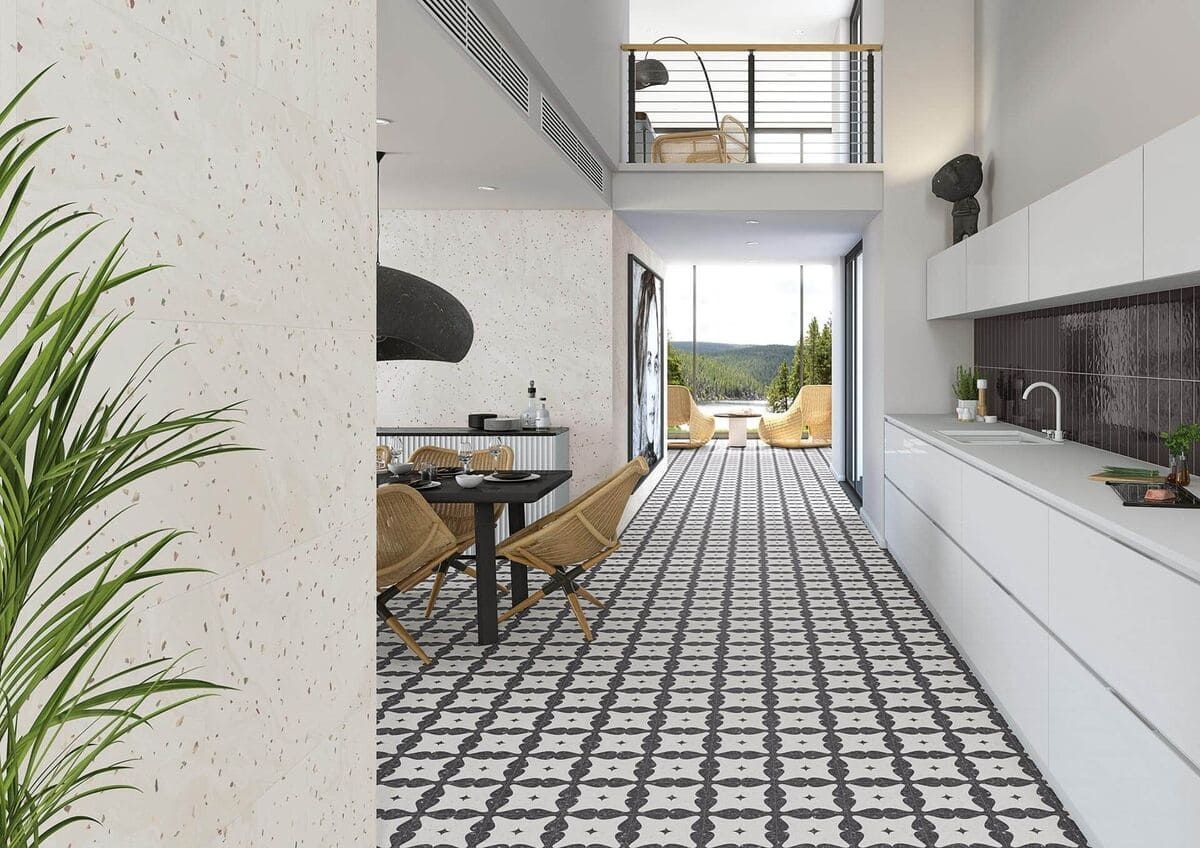 Interior con piso estampado, cocina blanca, mesa de comedor y balcón con vista panorámica.