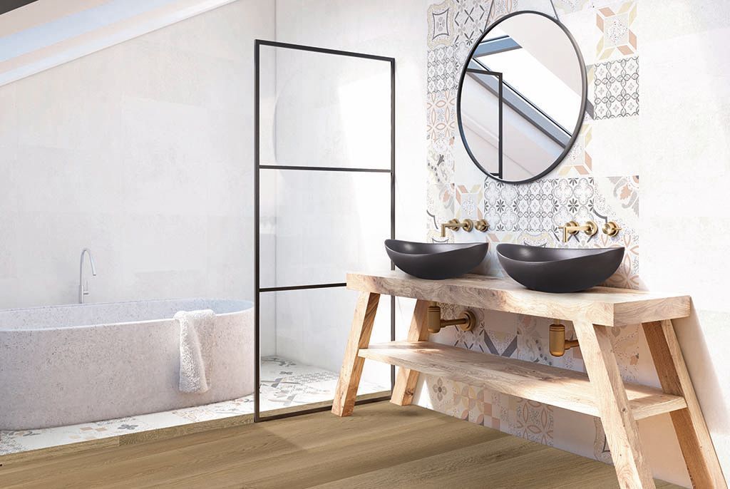 Baño moderno con ducha de cristal, tocador de madera y azulejos decorativos.