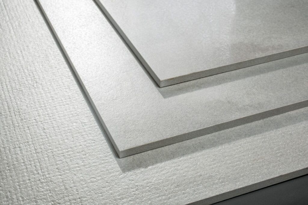 Tres tableros de espuma texturizados de color blanco apilados en diagonal.