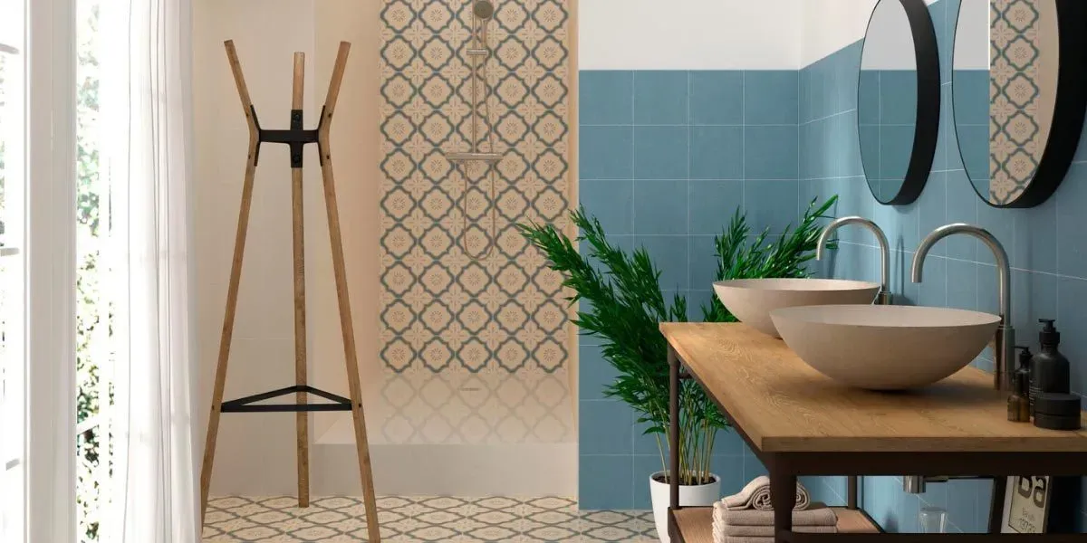 Baño con perchero de madera, dos espejos redondos y tocador de madera con dos lavabos.