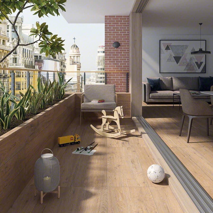 Balcón con azulejos de apariencia madera, plantas y juguetes para niños con vista a la ciudad.