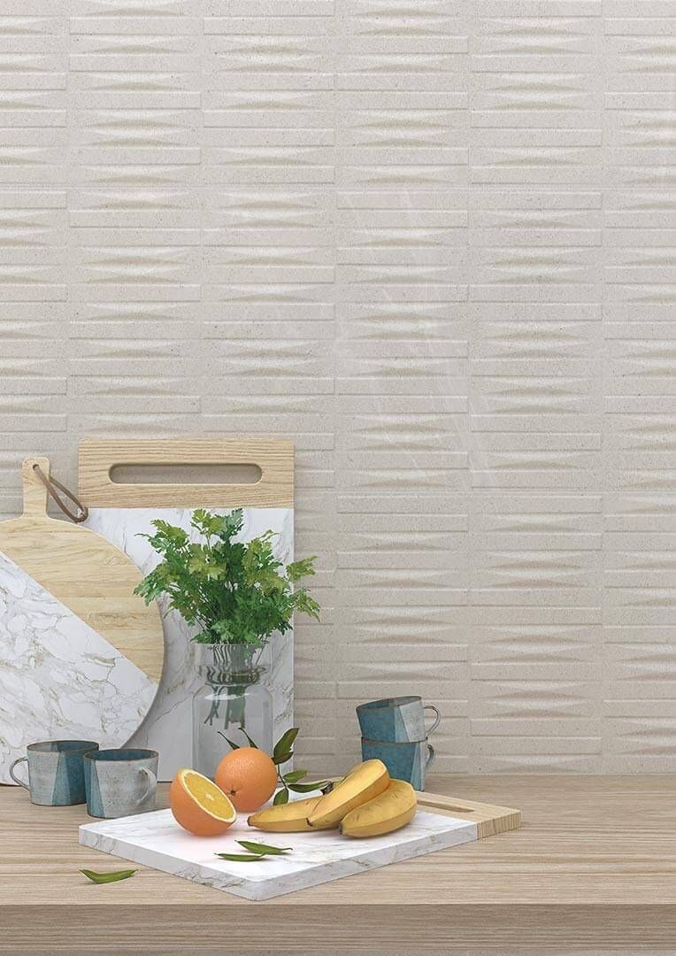 Escena de cocina con pared de azulejos. Tablas de cortar y fruta cortada sobre la encimera.