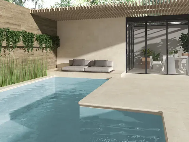 Piscina con patio beige, tumbonas y comedor cerrado. Plantas verdes y detalles en madera.