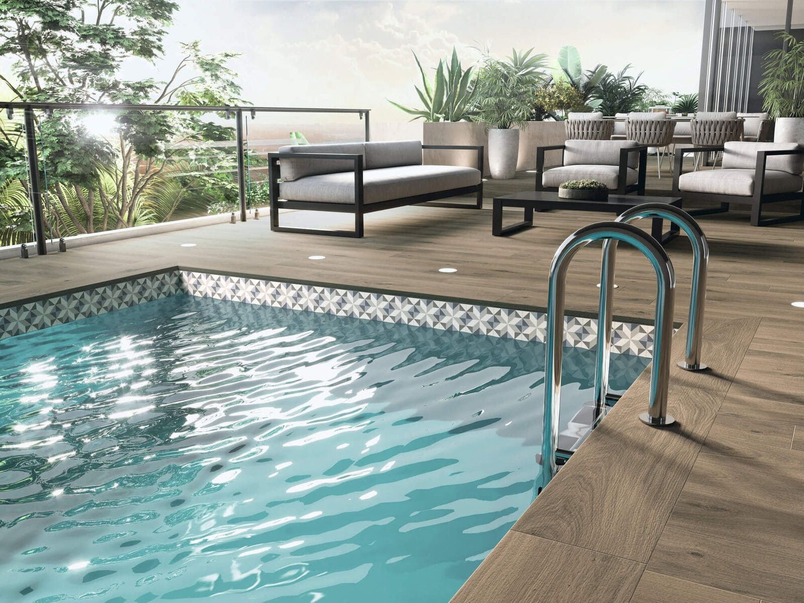 Piscina con agua turquesa, deck de madera y modernos muebles de exterior en un balcón con vista a la vegetación.