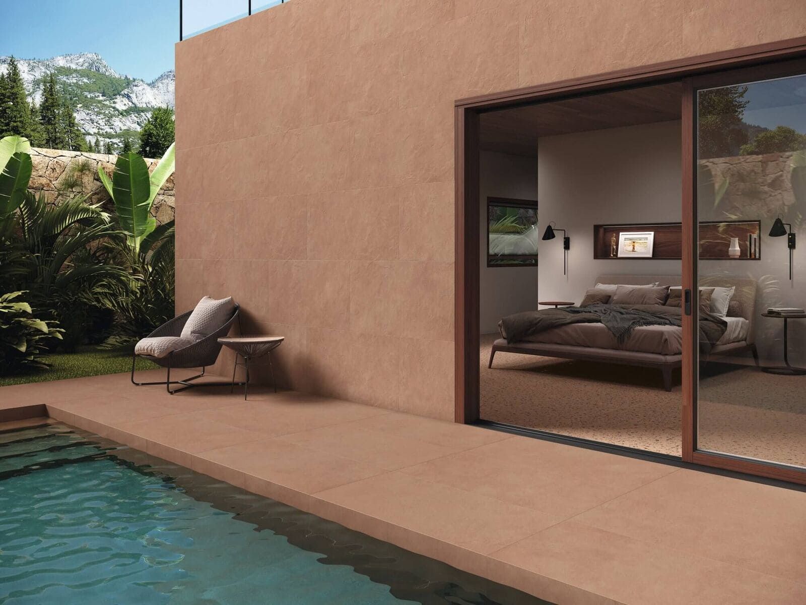 Exterior de una casa con piscina, patio y dormitorio visible a través de puertas corredizas de vidrio.